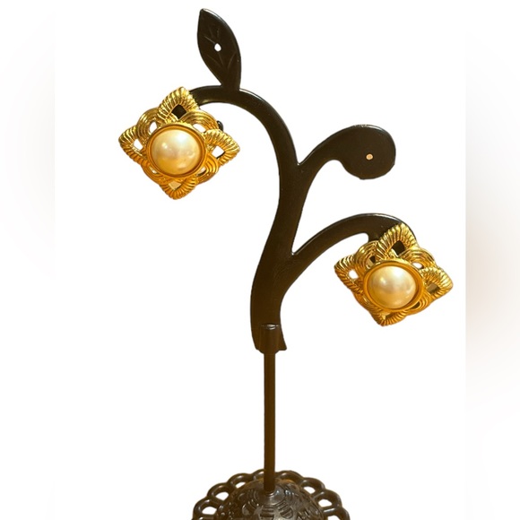 Fashion Jewelry Jewelry - ✨ 3/$15 ✨ Gold Toned Faux Pearl Earrings